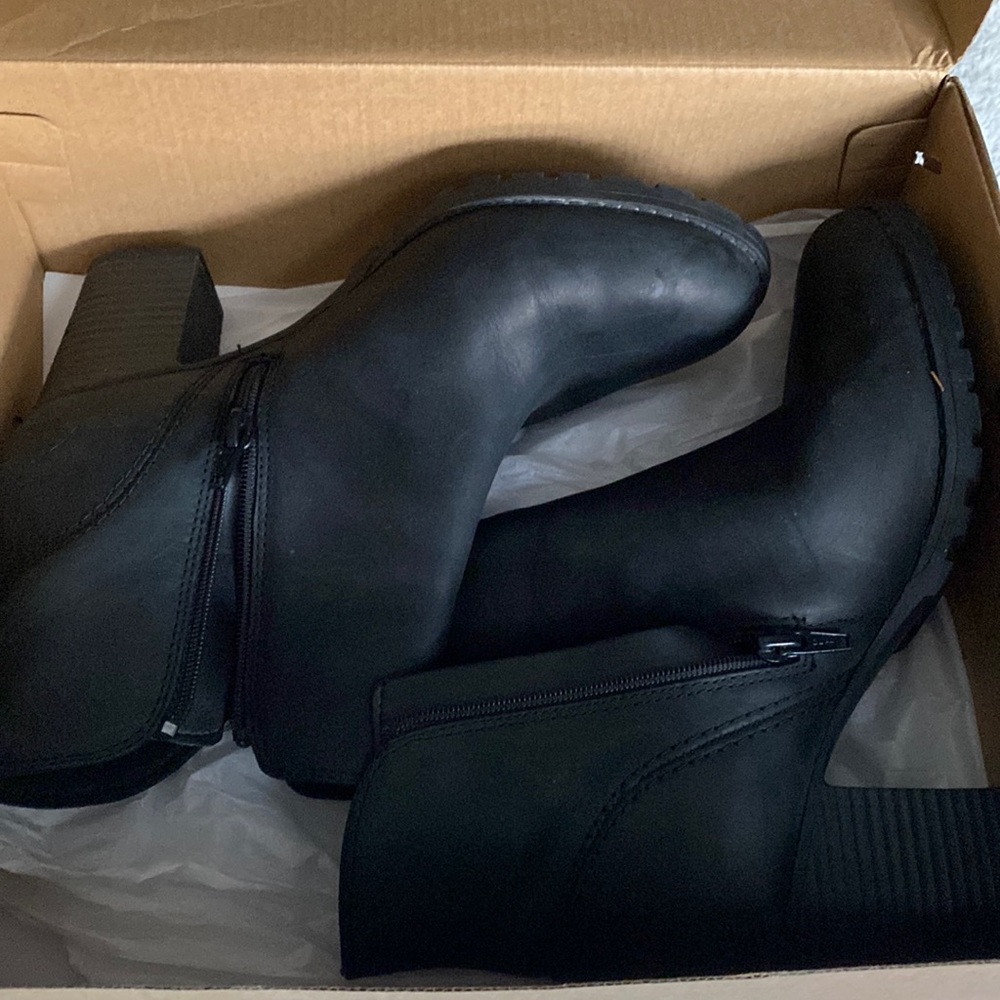 Brand New Clarks,,,,, tried on one time in house,,,,, 💓💓💓